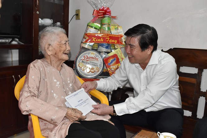 Policy beneficiaries and labourers given care for Tet